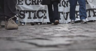 Trauermarsch in Lutry: Einen Monat nach der Katastrophe gedenken mehrere hundert Personen der Verstorbenen von Crans-Montana.