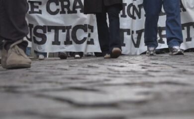 Trauermarsch in Lutry: Einen Monat nach der Katastrophe gedenken mehrere hundert Personen der Verstorbenen von Crans-Montana.