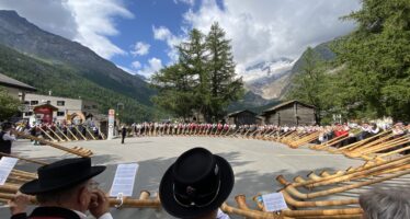 Tradition pur: 40. Alphorntreffen in Saas-Fee mit über 100 Bläsern
