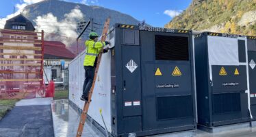 Heute Vormittag trifft im Staldner Ackersand eine der schweizweit grössten Stromspeicher-Batterien ein