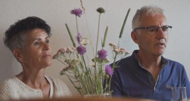 Schöner Moment: Yolande und Rudy Bellwald landen auf der Riederalp bei Freunden, nachdem sie in Blatten ihre Zweitwohnung verlieren