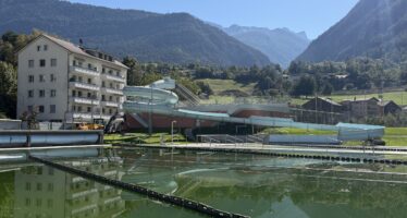 Der Hitzesommer 2026 sorgt in den Schwimmbädern Mühleye in Visp und Geschina in Brig für Eintrittsrekorde.