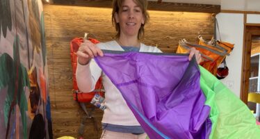 Aus der Luft direkt an die Nähmaschine: Janine Häberle produziert aus gebrauchten Gleitschirmen praktische Artikel wie Rucksäcke oder Kulturbeutel