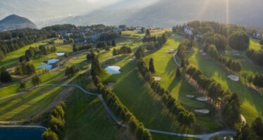 Die Golfplätze in Crans-Montana sorgen im Moment für viel Unmut. Die Gemeinden des “Haut-Plateau” Icogne, Lens und Crans-Montana wollen den rund 400 Eigentümern die Grundstücke, die zu zwei Golfplätzen gehören, abkaufen. Und sie drohen sogar mit Enteignung.