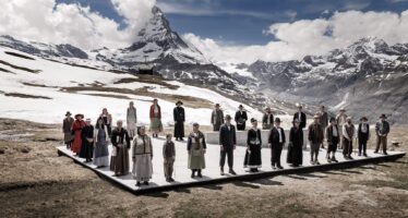 The Matterhorn Story: Die gesamte Crew der Zermatter Freilichtspiele zieht von der Turnhalle auf den Berg – samt Requisiten und Piano.