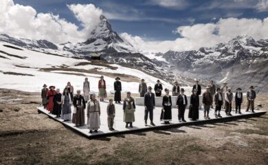 The Matterhorn Story: Die gesamte Crew der Zermatter Freilichtspiele zieht von der Turnhalle auf den Berg – samt Requisiten und Piano.