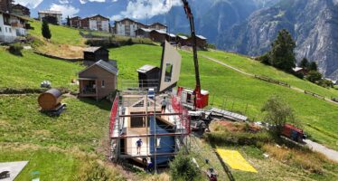 Kreislauf-Haus: In Grächen entsteht aktuell ein zweites Polyloft. Es ist ein schnelles, nachhaltiges und kleines Bauen