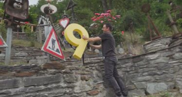 Kanal9 Sommerserie: “Ds Niini unnerwägs”. Unsere gelbe Neun verliebt sich in den « Garten der Träume » von Julius Andenmatten aus Staldenried