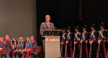 Offizielle Kommando-Übergabe: Christian Varone übergibt das Kommando der Walliser Kantonspolizei an seinen Nachfolger Frédéric Gisler.