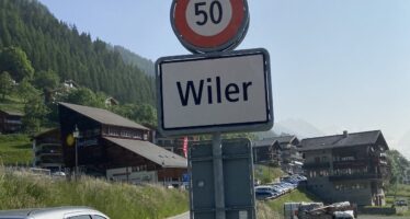 Ein Hauch Normalität weht durch das Lötschental: Strasse ist offen, Touristen sind am Wandern, Einheimische freuen sich.