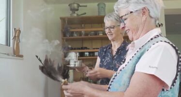 Kanal9 Sommerserie: « Ds Niini unnerwägs ». Unsere gelbe Neun lernt in Ried-Brig verschiedenste Kräuter kennen und verschwindet anschliessend im Rauch