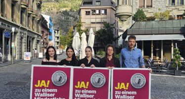 Mindestens 22 Franken pro Stunde: Das fordert die Walliser Mindestlohninitiative. Das Ja-Komitee präsentiert seine Argumente in Brig.
