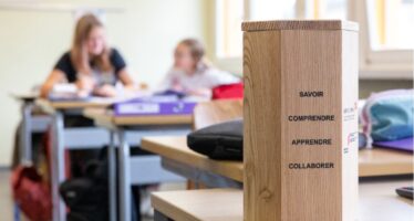 Die Ski-WM kommt ins Klassenzimmer: Mit der Hexabox entdecken Schüler:innen Themen rund um den Grossanlass in Crans-Montana.