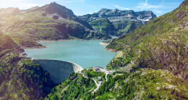 Seit genau 50 Jahren steht die Staumauer von Emosson. Dieses Jubiläum wurde letzten Donnerstag würdig gefeiert. Bis 2040 soll die Staumauer um 10 Meter erhöht werden. Dazu braucht es aber zuerst politisch eine Einigung bezüglich des Verbandsbeschwerderechts.