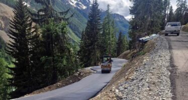 Die Notstrasse Richtung Fafleralp ist asphaltiert. Ab Samstag fahren öffentliche Busse von Wiler bis Fafleralp. Dies ist eine Woche früher als ursprünglich geplant.