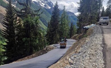 Die Notstrasse Richtung Fafleralp ist asphaltiert. Ab Samstag fahren öffentliche Busse von Wiler bis Fafleralp. Dies ist eine Woche früher als ursprünglich geplant.