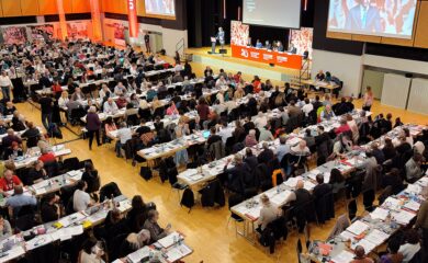 Die Gewerkschaft Unia wird zwanzig Jahre alt – und hält ihren diesjährigen Kongress in Brig ab. Delegierte aus der ganzen Schweiz diskutieren über Themen rund um Arbeit, Löhne und gesellschaftliche Veränderungen.