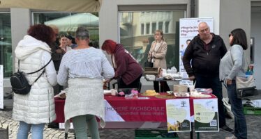Tag der psychischen Gesundheit: Mit einer Standaktion sensibilisieren der Verein “Zämu si”, die Stiftung Emera und Lernende der HF Gesundheit Wallis die Bevölkerung.