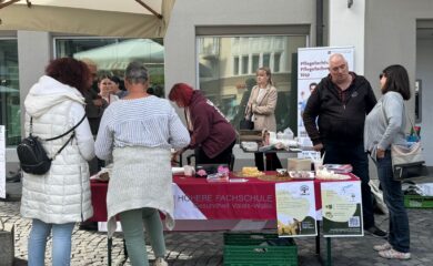 Tag der psychischen Gesundheit: Mit einer Standaktion sensibilisieren der Verein “Zämu si”, die Stiftung Emera und Lernende der HF Gesundheit Wallis die Bevölkerung.