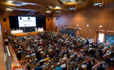 Gemeinderat spricht mit Opferfamilien: Nach der Versammlung kommt es zu einem unerwarteten Treffen – alle begrüssen dieses Zusammenkommen.