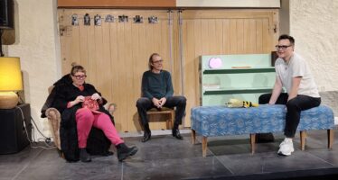 Ein Probebesuch gibt Einblick in das neue Stück, mit dem das Freie Theater Oberwallis an Silvester Premiere feiert.