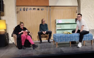 Ein Probebesuch gibt Einblick in das neue Stück, mit dem das Freie Theater Oberwallis an Silvester Premiere feiert.