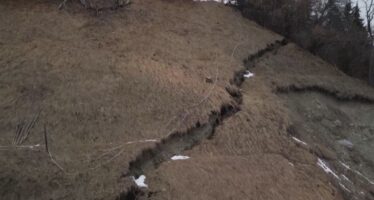 Instabile Felsmasse oberhalb Chippis: Gemeinde informiert Bevölkerung über die Naturgefahr.