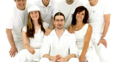 Sixties Club feiert Jubiläum in der Simplonhalle, mit vielen Gästen. Ein Blick zurück auf 35 Jahre Bandgeschichte.