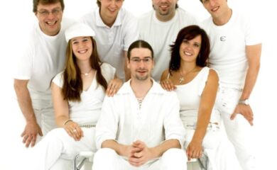 Sixties Club feiert Jubiläum in der Simplonhalle, mit vielen Gästen. Ein Blick zurück auf 35 Jahre Bandgeschichte.