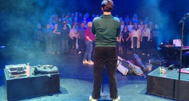 Elvis lebt – und zwar in Visp! Diego Valsecchi rockt die Bühne im La Poste mit Charme, Humor und einem Special Guest.