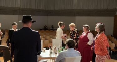 Vorhang auf in Leuk: Premiere von „Chirchu-Poker“, die Kirche auf ungewöhnlicher Geldsuche