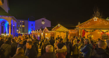 Naters startet mit traditionellem Adventsmarkt in die Weihnachtszeit.