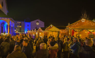 Naters startet mit traditionellem Adventsmarkt in die Weihnachtszeit.