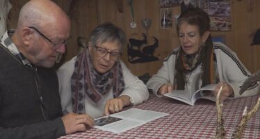 “Eppis va friener”: Rund 40 Menschen aus Saas-Fee erzählen in diesem Buch über ganz persönliche Erinnerungen ihrer Kindheit und Jugend.