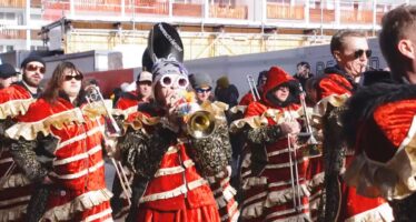 In Zermatt findet die Horeschränzerfasnacht statt, organisiert von der Guggenmusik Horeschränzer – ein Bericht vom Kinderumzug.
