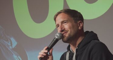 Stefan Büsser überlebt auch in Stalden. Auf seiner aktuellen Tournee « ÜBER-LEBT » gibt der bekannte Comedian humorvolle Einblicke in sein Leben mit unheilbarer Krankheit.