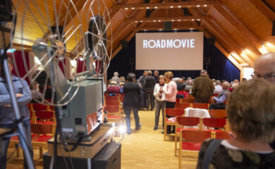 Heute wird Eischoll zum Kinosaal: Der Verein “Roadmovie” macht Halt im Oberwallis