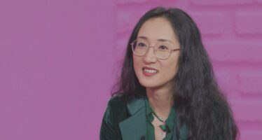 “Komfortzona”: Weina Venetz ist Fotografin und Künstlerin – und mit ihrem poetischen Blick eine prägende Beobachterin der Walliser Kulturszene. Im Gespräch erzählt sie, wie sie zur Fotografie gefunden hat, warum Menschen für sie „wie Bücher“ sind und wie Intuition ihre Arbeit formt.