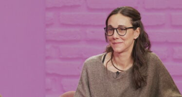 „‚Komfortzona”: Sara Ritz lässt sich nach einem schweren Bandscheibenvorfall zur Tänzerin ausbilden, ist in London und Paris unterwegs, kehrt aber bald ins Wallis zurück und gründet die Tanz- und Gesangsschule Move in Brig. Heute, 20 Jahre später, blickt sie auf ihre Karriere und ihre Entscheidungen zurück – und darauf, wie sie sich die Zukunft der Tanzschule vorstellt.