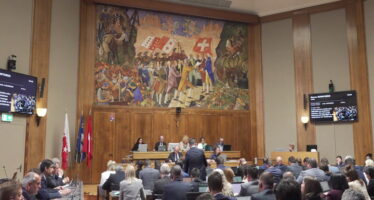 Start der Maisession: das Parlament diskutiert über einen Mindestlohn und ob Unternehmen steuerlich entlastet werden sollen
