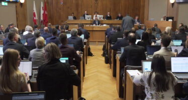 Letzter Sessionstag: Staatsräte und Staatsrätinnen dürfen in Zukunft nicht gleichzeitig auch im National- oder Ständerat sein. Das will das Walliser Parlament. Jetzt braucht es aber einen Volksentscheid.