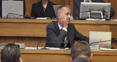 Start der Septembersession: Das vorliegende Hundegesetz wird abgelehnt – der Entwurf teilt das Parlament am ersten Sessionstag strikt in links und rechts. Einige wittern politische Spielchen.
