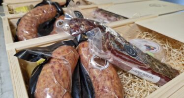 Commerces en fêtes: derniers préparatifs avant d’emballer les clients