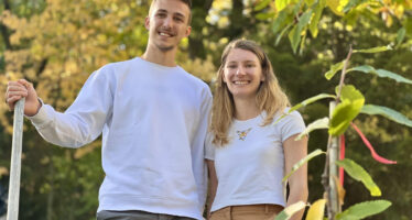 Ajla Del Ponte et Thierry Cajeux plantent un châtaignier à Fully