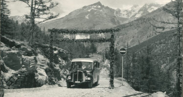 Vom Maultierpfad zur Autostrasse: Vor genau 75 Jahren fährt das erste Auto nach Saas-Fee. Jetzt feiert die Strasse Geburtstag.