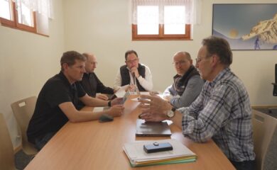 Aufbaukommission Blatten 2030: Fünf Männer ein gemeinsames Ziel – der Wiederaufbau von Blatten.