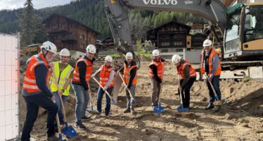 Spatenstich für Mehrfamilienhaus im Lötschental:  Elf Wohnungen werden in Wiler für die Bevölkerung aus Blatten gebaut.
