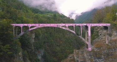 Alte Killerhofbrücke in Stalden: Und plötzlich war sie pink