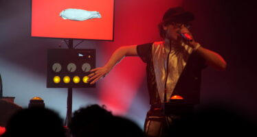 My Name is Fuzzy sur scène avec sa musique composée avec le concours de l&rsquo;intelligence artificielle