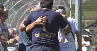 Christian Constantin spielt mit teuren Sneakers statt Fussballschuhen am Jubiläums-Spiel des FC Fully. Er rutscht aus und verletzt sich.